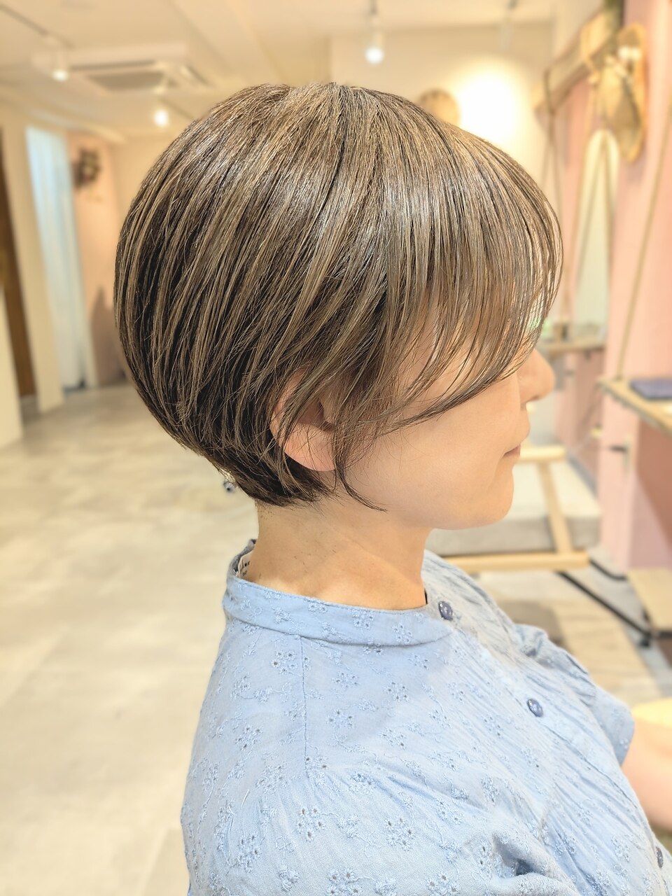 白髪ぼかしを施したヘアスタイル