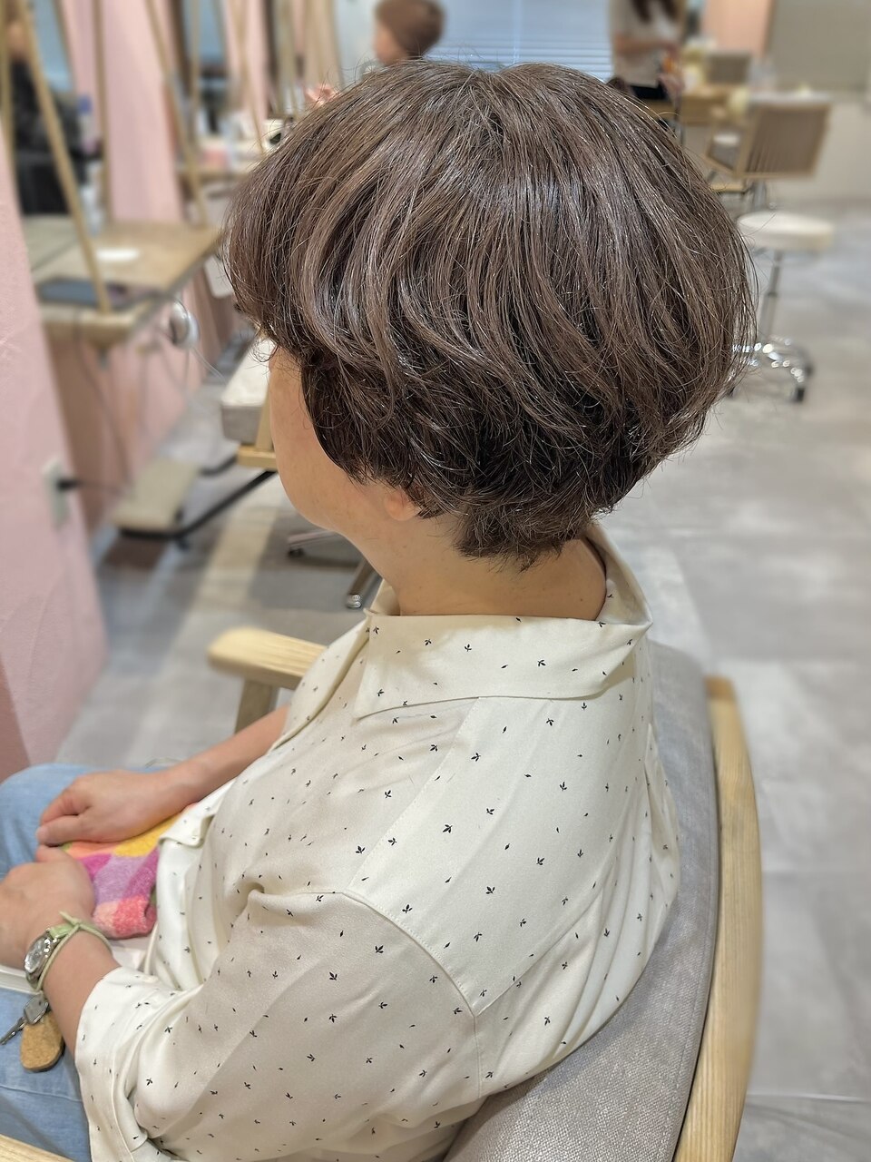 白髪ぼかしのハイライトが入った髪の毛先