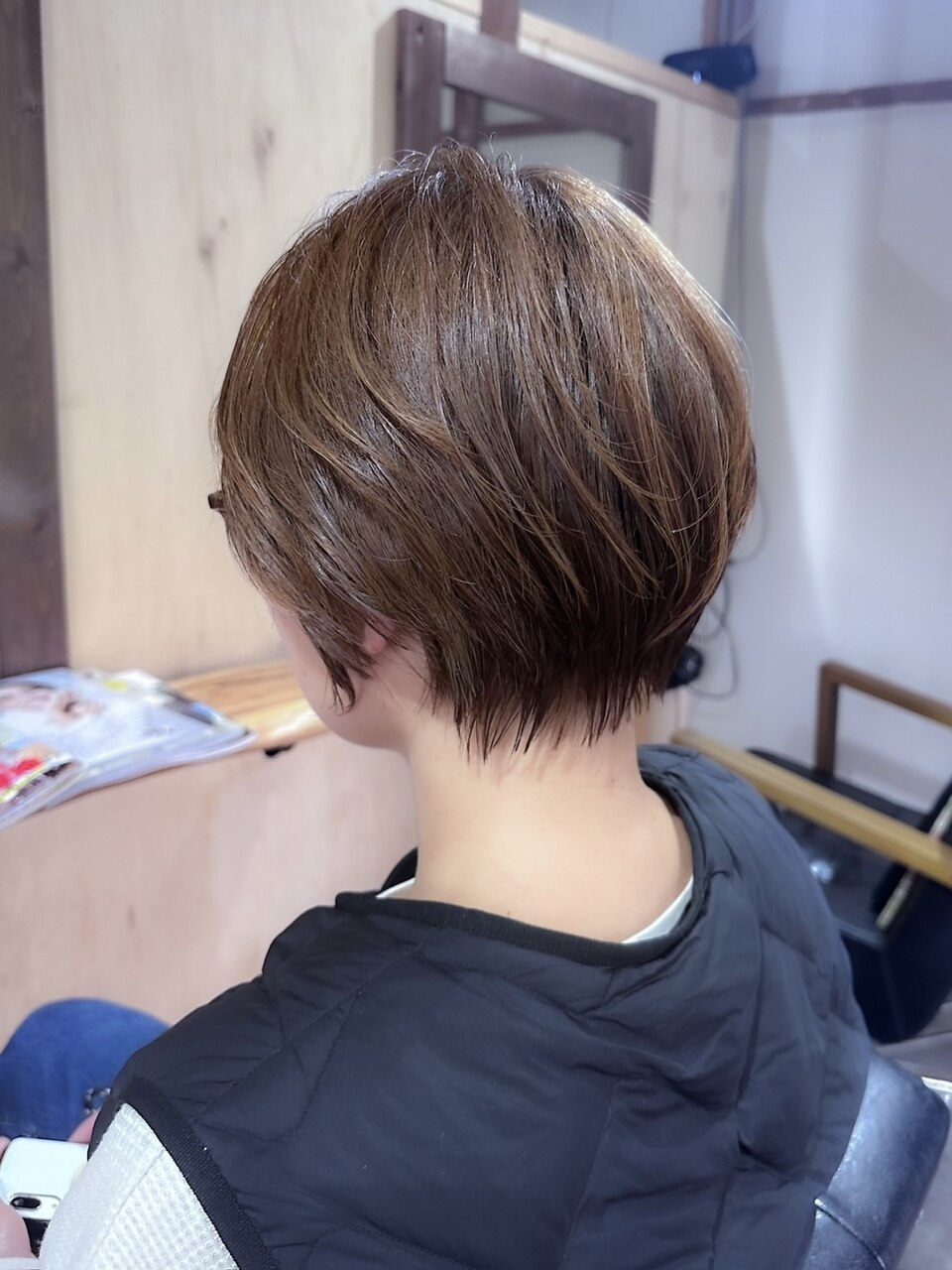 白髪ぼかしを施した後ろ姿のヘアスタイル