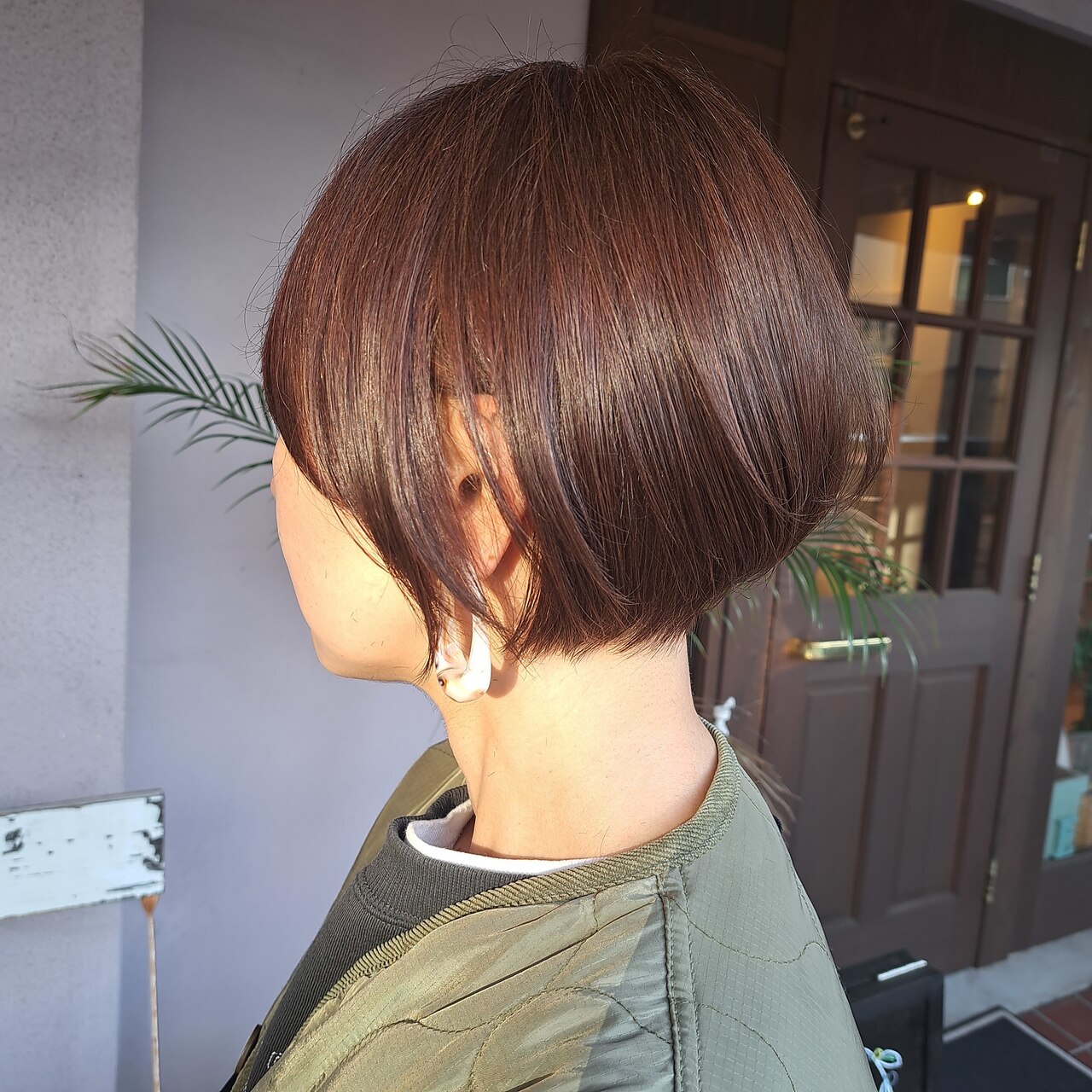 白髪ぼかしを楽しむお客様のショートヘアスタイル