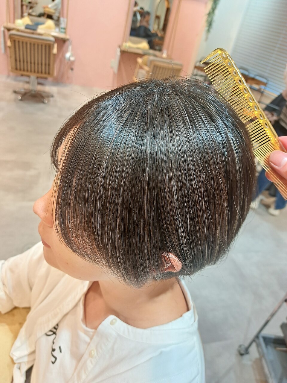 根元の白髪をチェックする様子