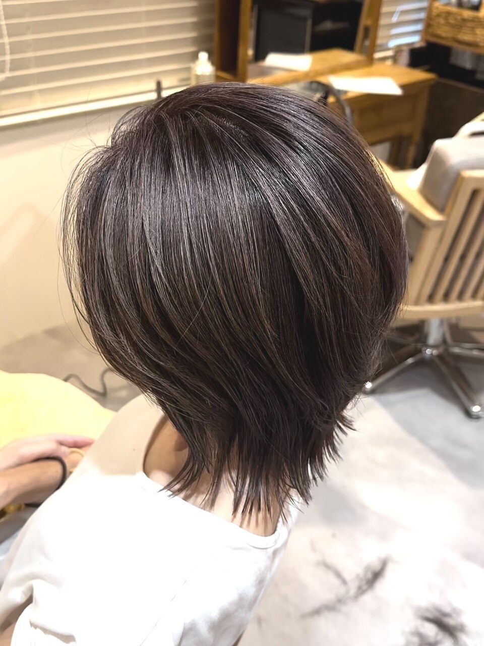 白髪ぼかしハイライトを施したロングスタイル