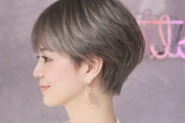 白髪ぼかしの根元と地毛の境目が自然になじんだ横顔