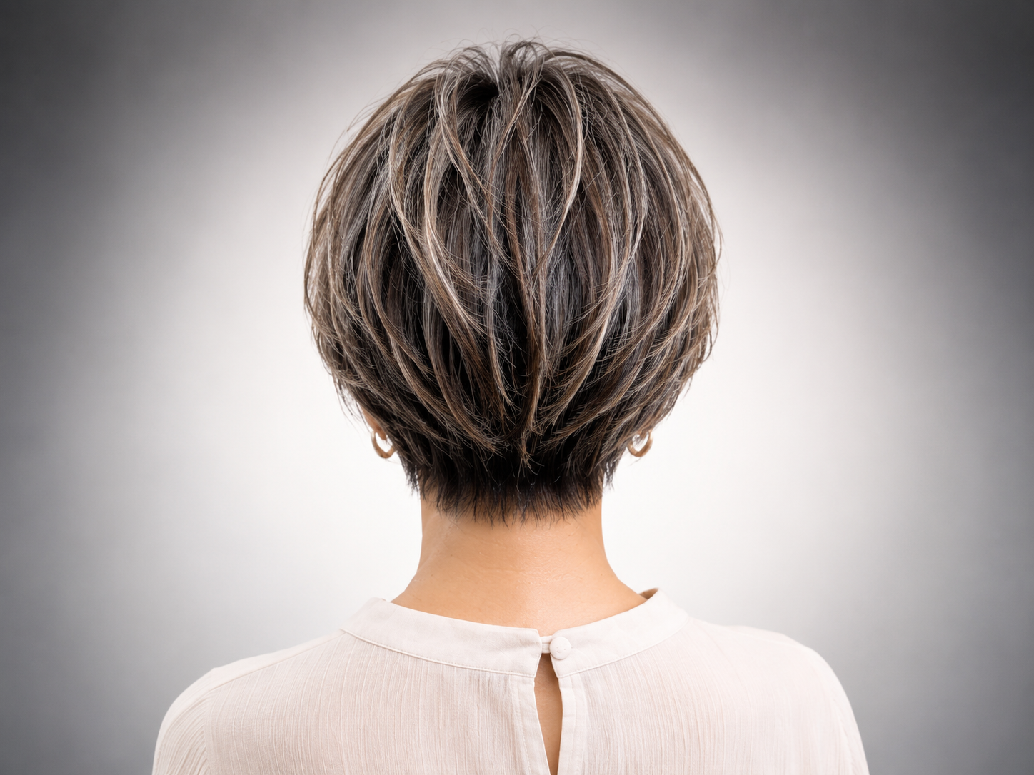 白髪ぼかしのショートヘア後ろ姿