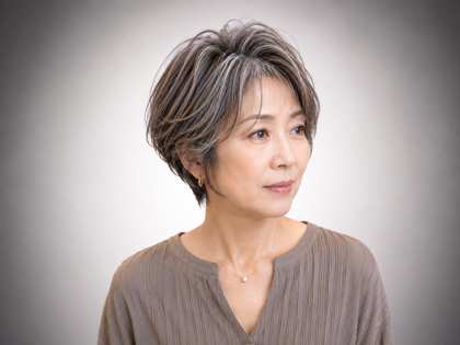 白髪ぼかしハイライトを生かした浴衣ヘアのアップスタイル