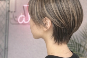 資格を持った美容師が仕上げた白髪ぼかしのショートスタイル