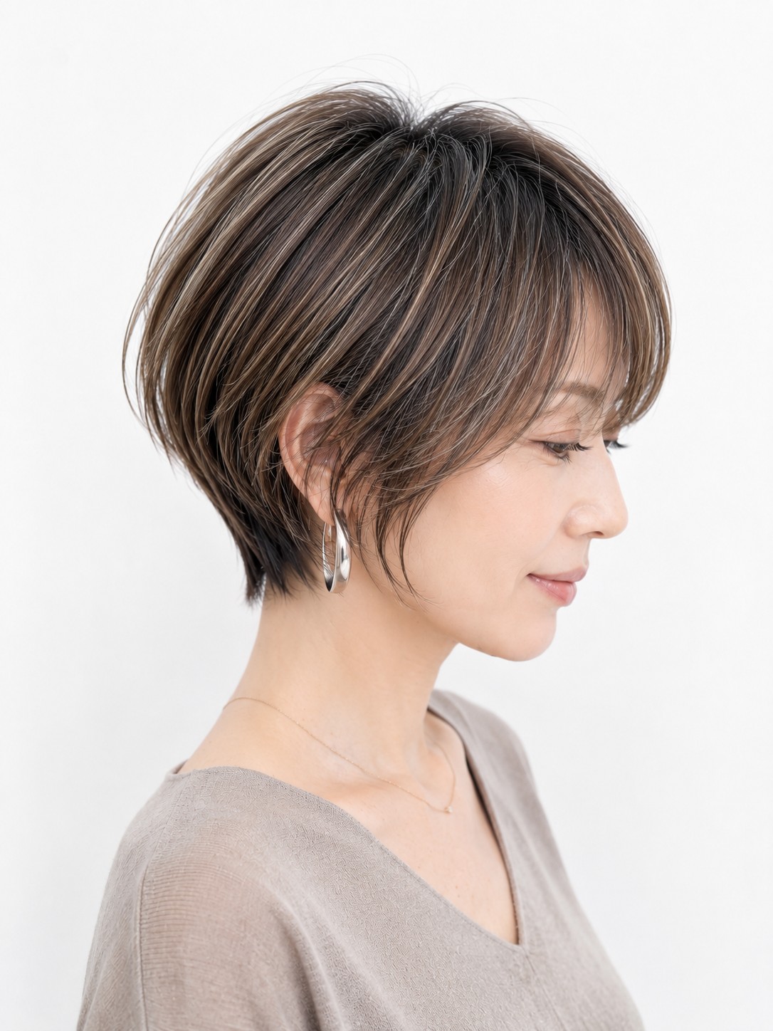 白髪ぼかしで自然に色を馴染ませた仕上がりの丸みショートスタイル