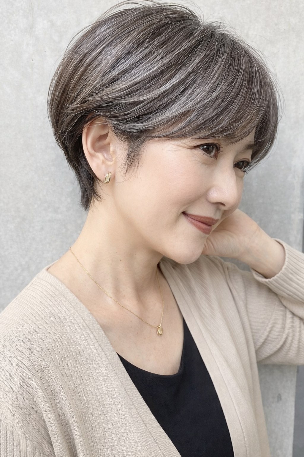 白髪ぼかしハイライトで柔らかい印象に仕上げた大人女性のヘアスタイル