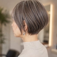 白髪ぼかしで自然な色合いに仕上げたショートヘアの後ろ姿