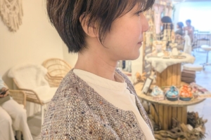 白髪ぼかしで整えた髪の横顔、サロン内観とともに