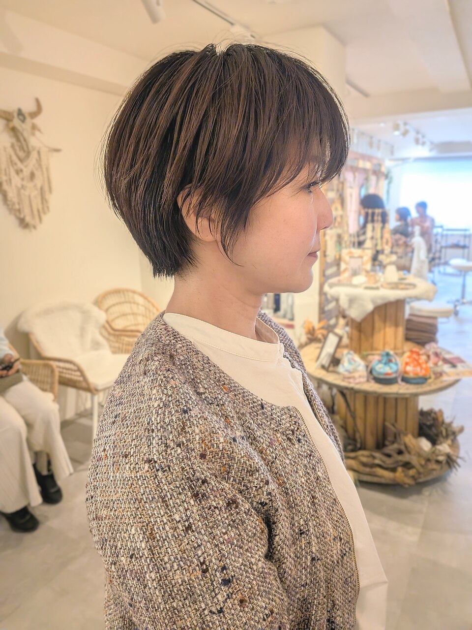 白髪ぼかしで整えた髪の横顔、サロン内観とともに