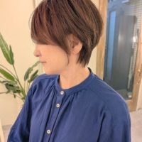白髪ぼかしを取り入れたブラウン系ショートボブの横顔