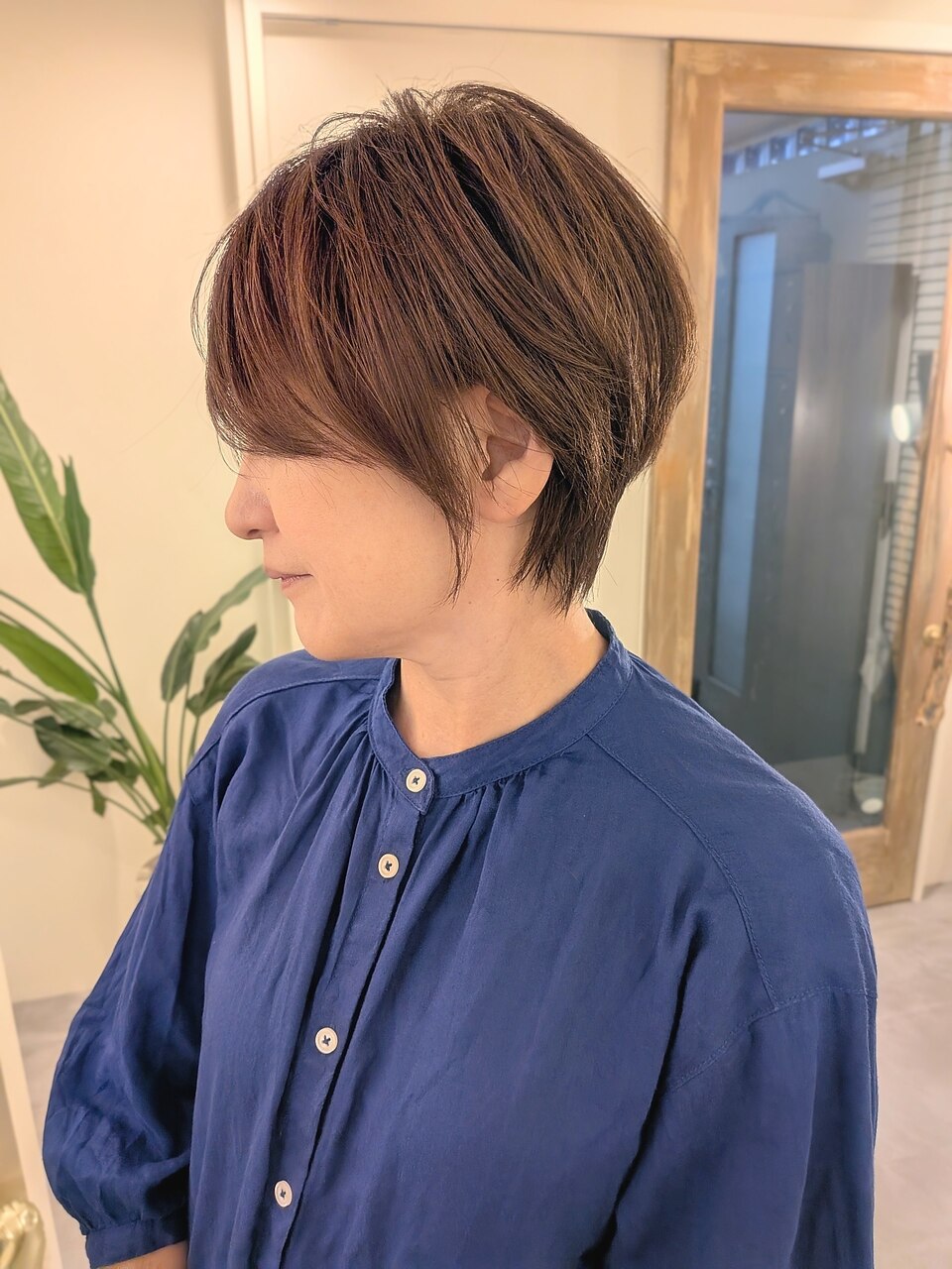 白髪ぼかしを取り入れたブラウン系ショートボブの横顔
