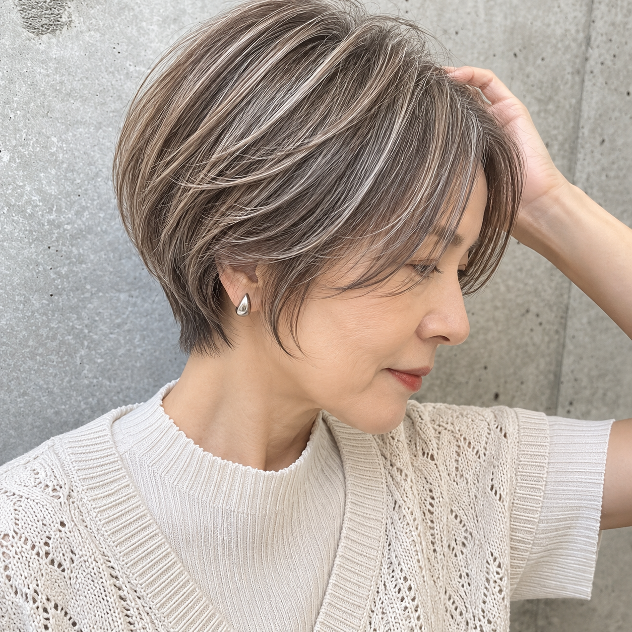 白髪ぼかしハイライトで明るく仕上げた大人のショートヘア