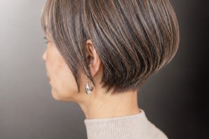 白髪ぼかしで整えた後ろ姿のヘアスタイル、敬老の日の贈り物イメージ
