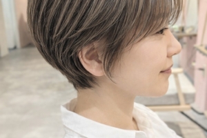 白髪と黒髪をぼかしたショートヘアの美容室スタイル写真