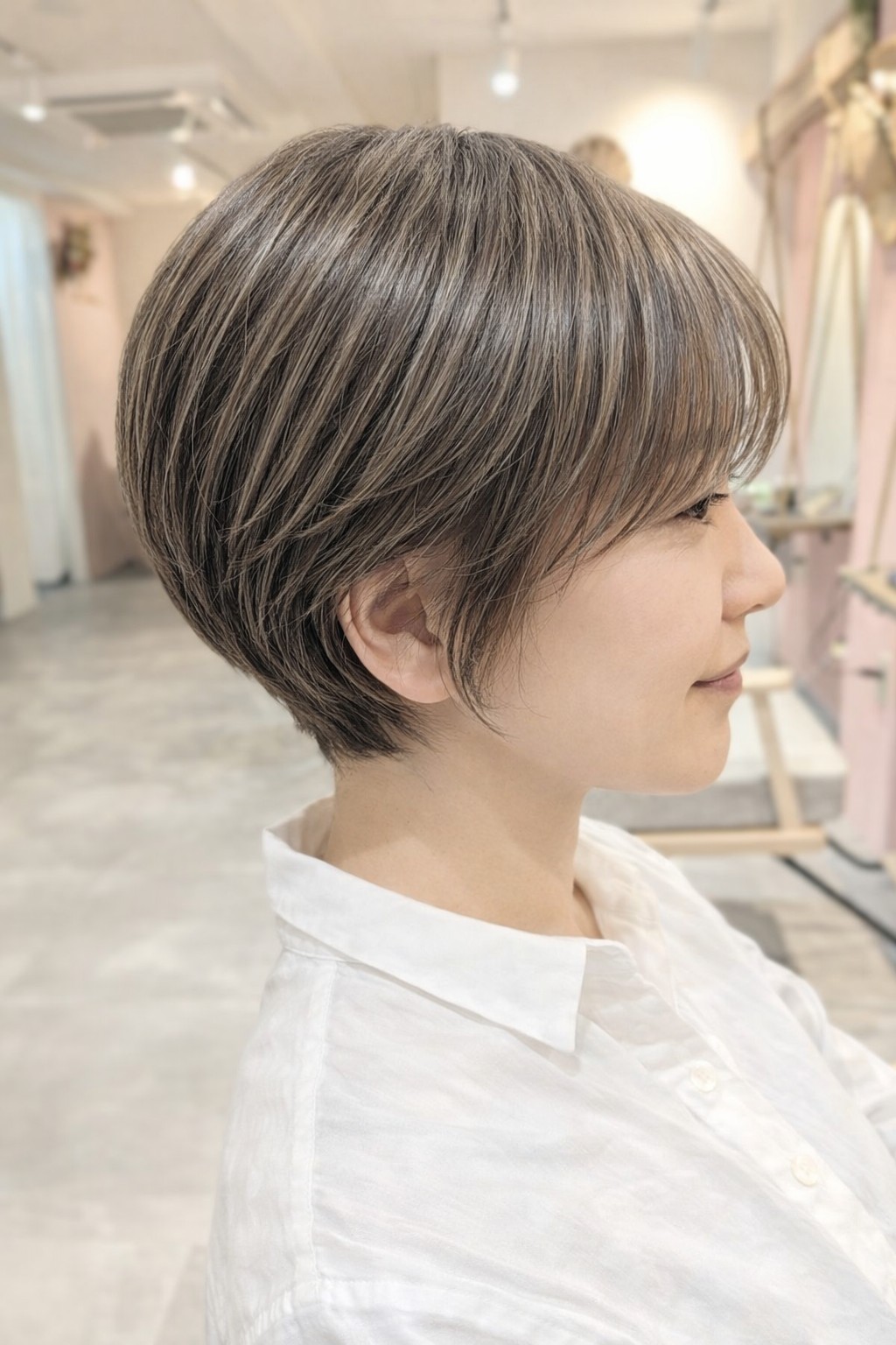 白髪と黒髪をぼかしたショートヘアの美容室スタイル写真
