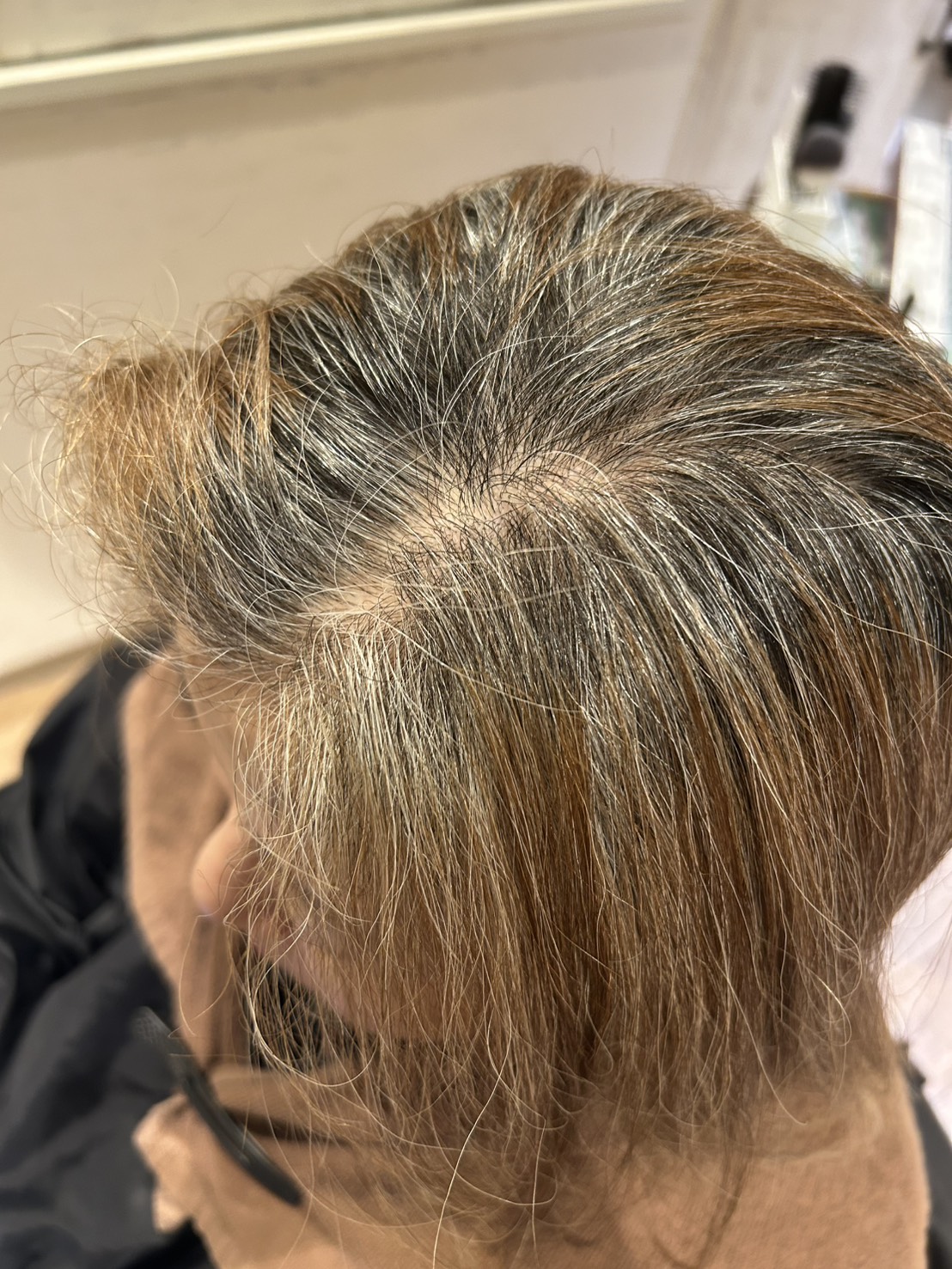 白髪ぼかし施術前：根元の白髪の割合と、毛先に残る白髪染めの境目